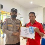 Pastikan Bantuan Pemerintah Sampai Dan Tepat Sasaran, Bhabinkamtibmas Kawal Penyerahan BLT Kepada Masyarakat