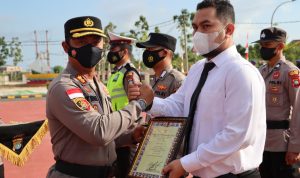 Kapolres Bintan Berikan Penghargaan Kepada Personil Yang Berprestasi