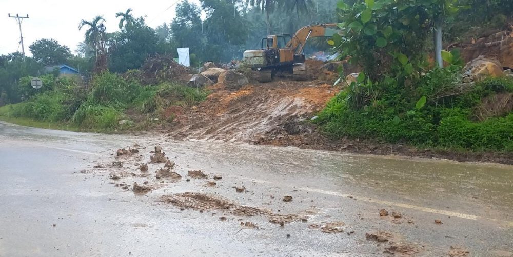 Keruk Tanah Diduga Tanpa Izin di Natuna, Pengusaha Agus Terkesan Kebal Hukum Keruk Tanah Diduga Tanpa Izin di Natuna, Pengusaha Agus Terkesan Kebal Hukum