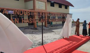 Bupati Natuna Resmikan Pengoperasian Gedung Sentra Industri Kecil Menengah Bupati Natuna Resmikan Pengoperasian Gedung Sentra Industri Kecil Menengah
