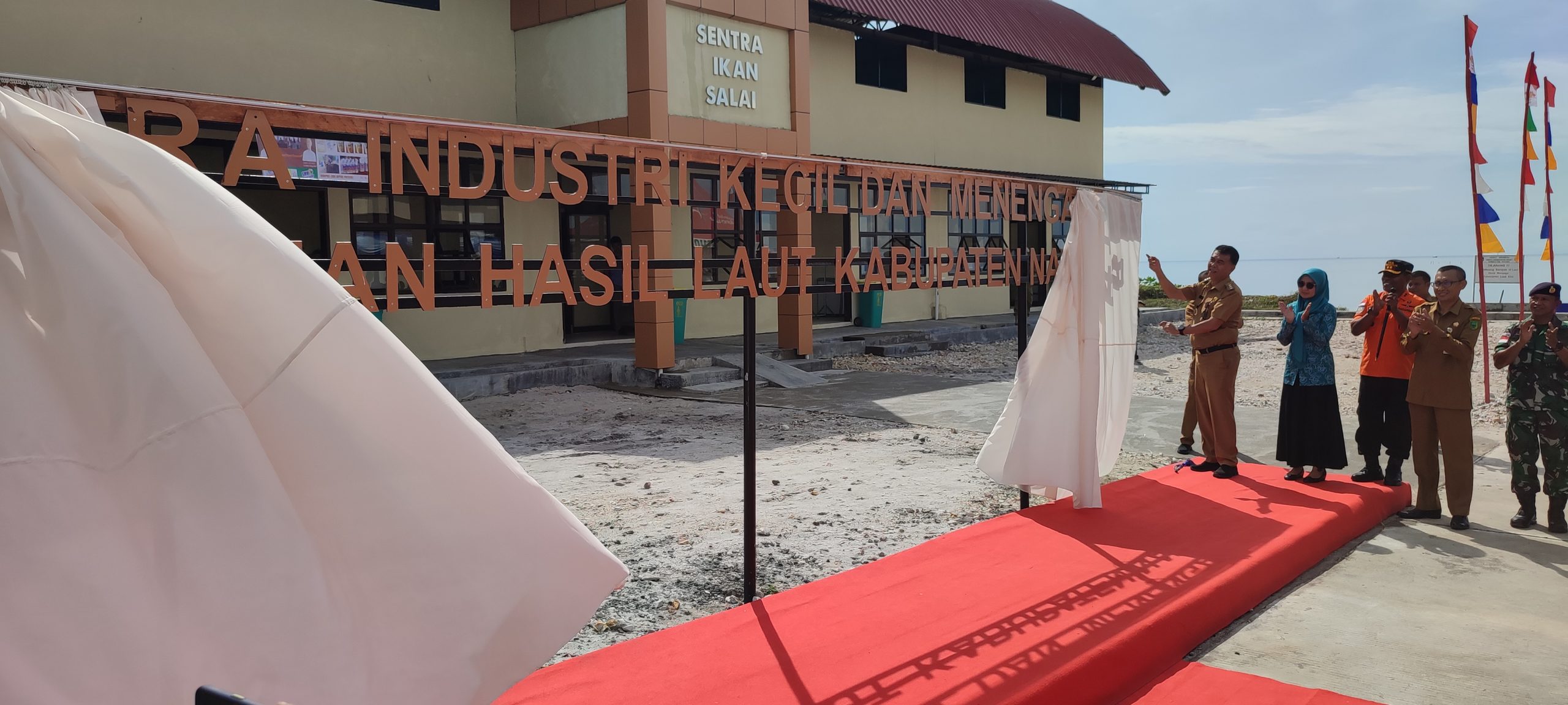 Bupati Natuna Resmikan Pengoperasian Gedung Sentra Industri Kecil Menengah Bupati Natuna Resmikan Pengoperasian Gedung Sentra Industri Kecil Menengah