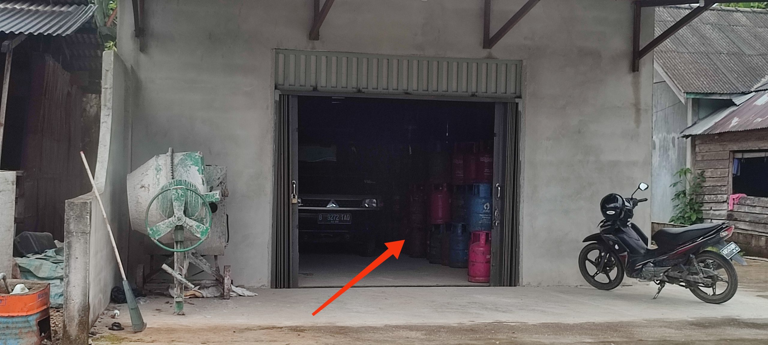 Tidak Kantongi Izin, Salah Satu Gudang Penyimpanan Gas LPG di Kelurahan Bandarsyah Diduga Ilegal Tidak Kantongi Izin, Salah Satu Gudang Penyimpanan Gas LPG di Kelurahan Bandarsyah Diduga Ilegal
