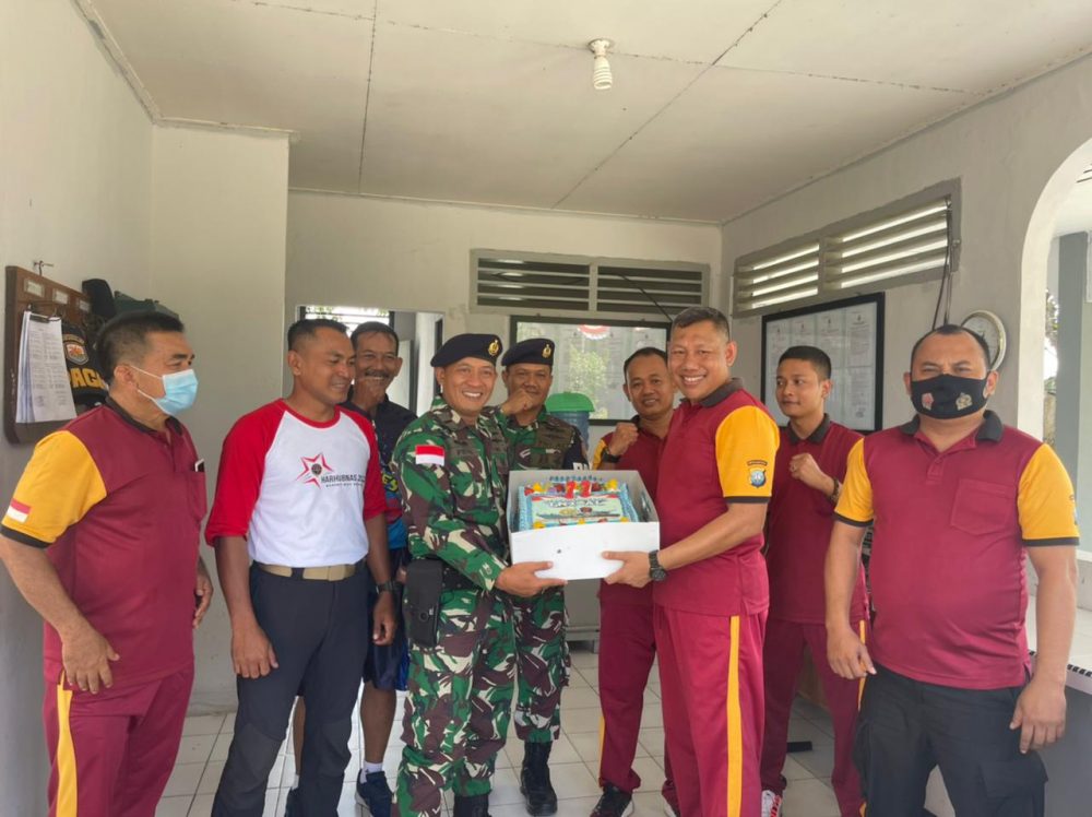 Kapolres Bintan Bersama PJU Dan Kapolsek Berikan Kue Ulang Tahun Kepada TNI-AL Kapolres Bintan Bersama PJU Dan Kapolsek Berikan Kue Ulang Tahun Kepada TNI-AL