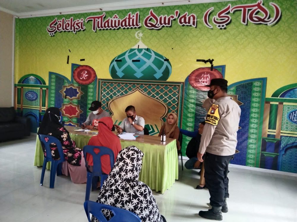 Pastikan Bantuan Pemerintah Sampai Ke Penerima, Bhabinkamtibmas Lakukan Pengawasan Pemberian BLT