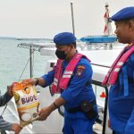 Satpolair Polres Bintan Berikan Bantuan Sosial Kepada Nelayan Pasca Penyesuaian Harga BBM Satpolair Polres Bintan Berikan Bantuan Sosial Kepada Nelayan Pasca Penyesuaian Harga BBM