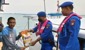 Satpolair Polres Bintan Berikan Bantuan Sosial Kepada Nelayan Pasca Penyesuaian Harga BBM