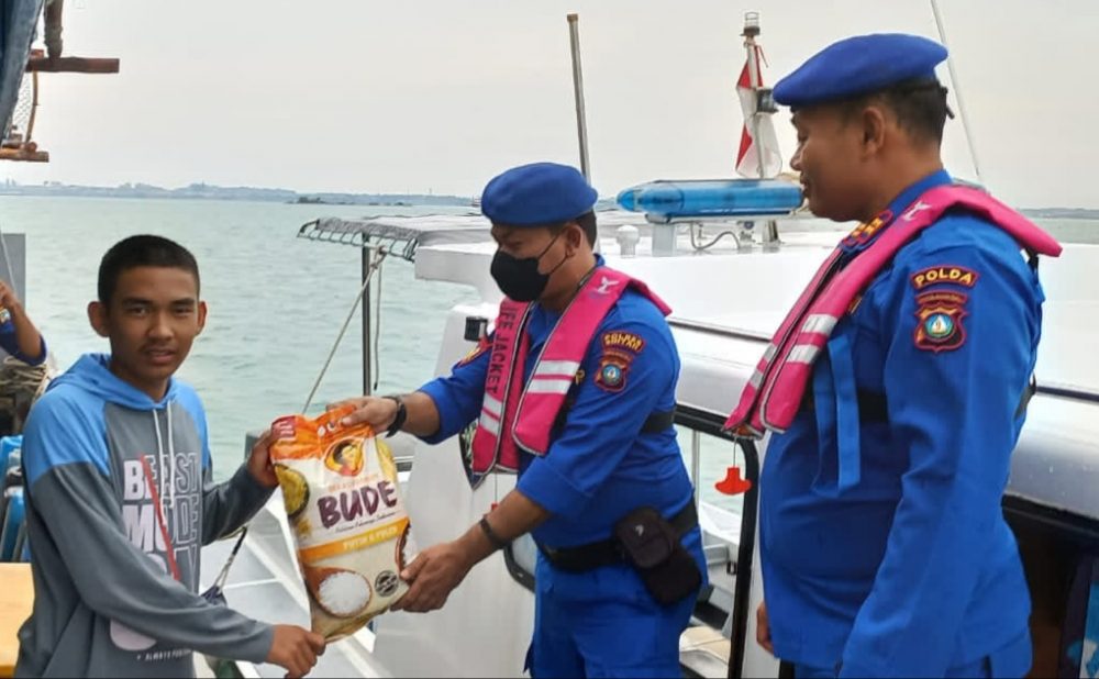 Satpolair Polres Bintan Berikan Bantuan Sosial Kepada Nelayan Pasca Penyesuaian Harga BBM Satpolair Polres Bintan Berikan Bantuan Sosial Kepada Nelayan Pasca Penyesuaian Harga BBM