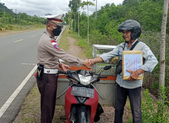 Satlantas Polres Bintan Terus Salurkan Bantuan Sosial Kepada Masyarakat Satlantas Polres Bintan Terus Salurkan Bantuan Sosial Kepada Masyarakat