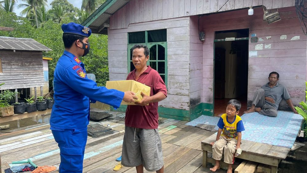 Polres Natuna Kembali Salurkan Bansos Bagi Masyarakat Terdampak Penyesuaian Harga BBM