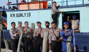 Amankan Pilkades, Personil Polres Bintan Arungi Lautan Dengan Kapal Ikan Ke Tambelan