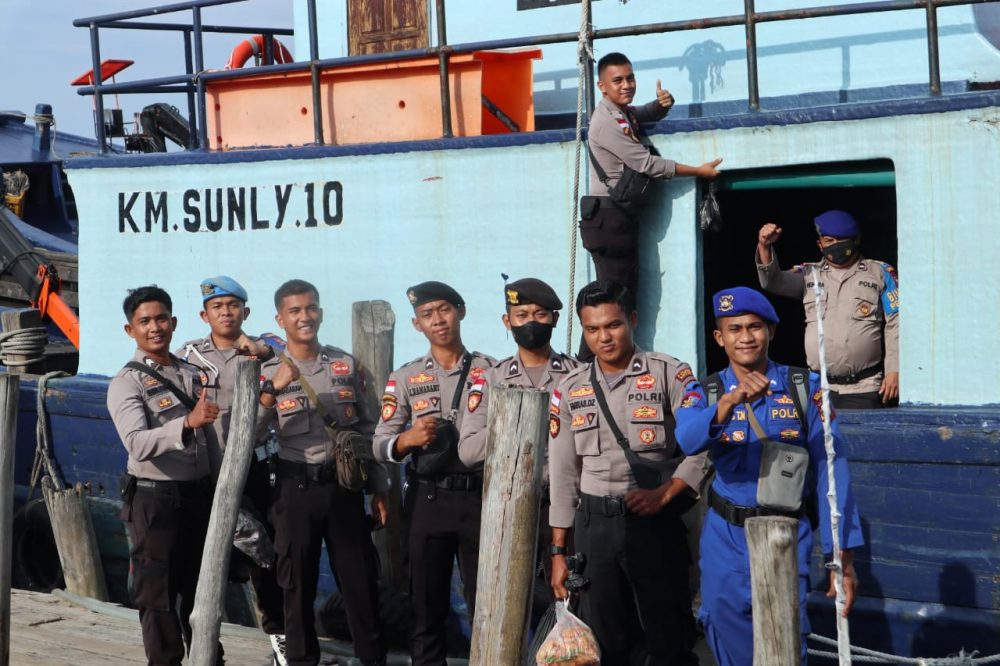 Amankan Pilkades, Personil Polres Bintan Arungi Lautan Dengan Kapal Ikan Ke Tambelan