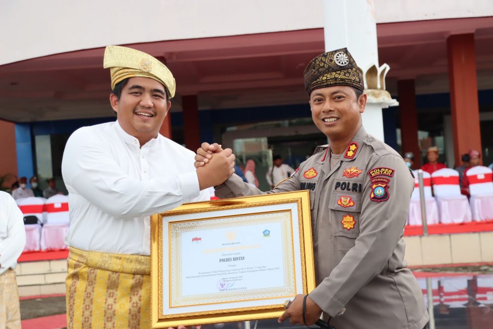 Polres Bintan Terima Penghargaan Disaat Upacara Peringatan Hari Jadi Ke-20 Provinsi Kepri Tingkat Kab. Bintan Tahun 2022 Polres Bintan Terima Penghargaan Disaat Upacara Peringatan Hari Jadi Ke-20 Provinsi Kepri Tingkat Kab. Bintan Tahun 2022