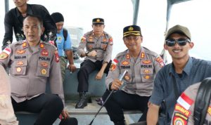 Mengunakan Speed Boat Kapolres Bintan Tinjau Langsung Pelaksanaan Pilkades Serentak Kabupaten Bintan Hingga Ke TPS Terpencil