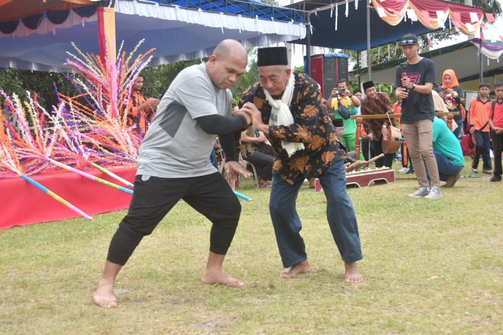 Atraksi Pencak Silat Ketua Komisi I DPRD Natuna Warnai Pesta Rakyat Kemerdekaan RI Ke-77