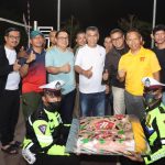 Dirgahayu TNI Ke-77, Kapolres Natuna Beri Surprise Kue Ulang Tahun di Sela Turnamen Volly