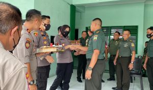 HUT TNI ke-77, Kapolsek Sei Beduk Beri Surprise Datangi Koramil 01/Batam Timur