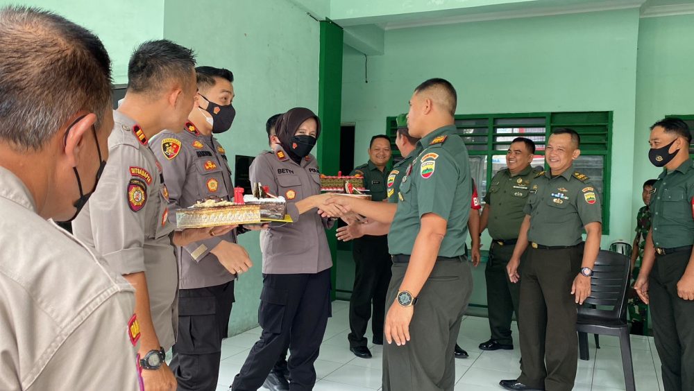 HUT TNI ke-77, Kapolsek Sei Beduk Beri Surprise Datangi Koramil 01/Batam Timur