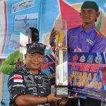 Lanal Tarempa Serahkan Piala Kepada Pemenang Lomba Jongkong Lanal Tarempa Serahkan Piala Kepada Pemenang Lomba Jongkong