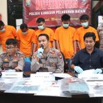 Kapolsek Kawasan Pelabuhan Batam Gelar Konferensi Pers Ungkap Pelaku Perekrut PMI Ilegal ke Negara Malaysia Kapolsek Kawasan Pelabuhan Batam Gelar Konferensi Pers Ungkap Pelaku Perekrut PMI Ilegal ke Negara Malaysia
