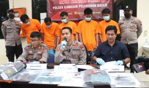 Kapolsek Kawasan Pelabuhan Batam Gelar Konferensi Pers Ungkap Pelaku Perekrut PMI Ilegal ke Negara Malaysia Kapolsek Kawasan Pelabuhan Batam Gelar Konferensi Pers Ungkap Pelaku Perekrut PMI Ilegal ke Negara Malaysia