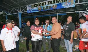 Suhatri Bur Tutup Secara Resmi Turnamen Sepakbola Hengki Irawan Cup