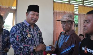 18 RT/RW Desa Ladan Terima KTP dan BPJS Ketenagakerjaan