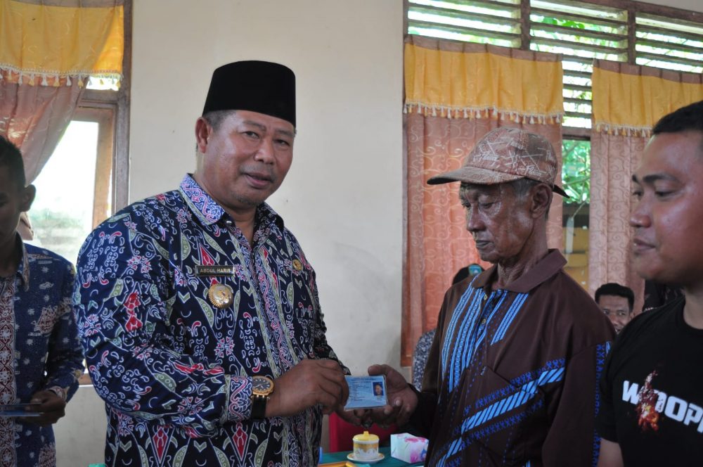 18 RT/RW Desa Ladan Terima KTP dan BPJS Ketenagakerjaan