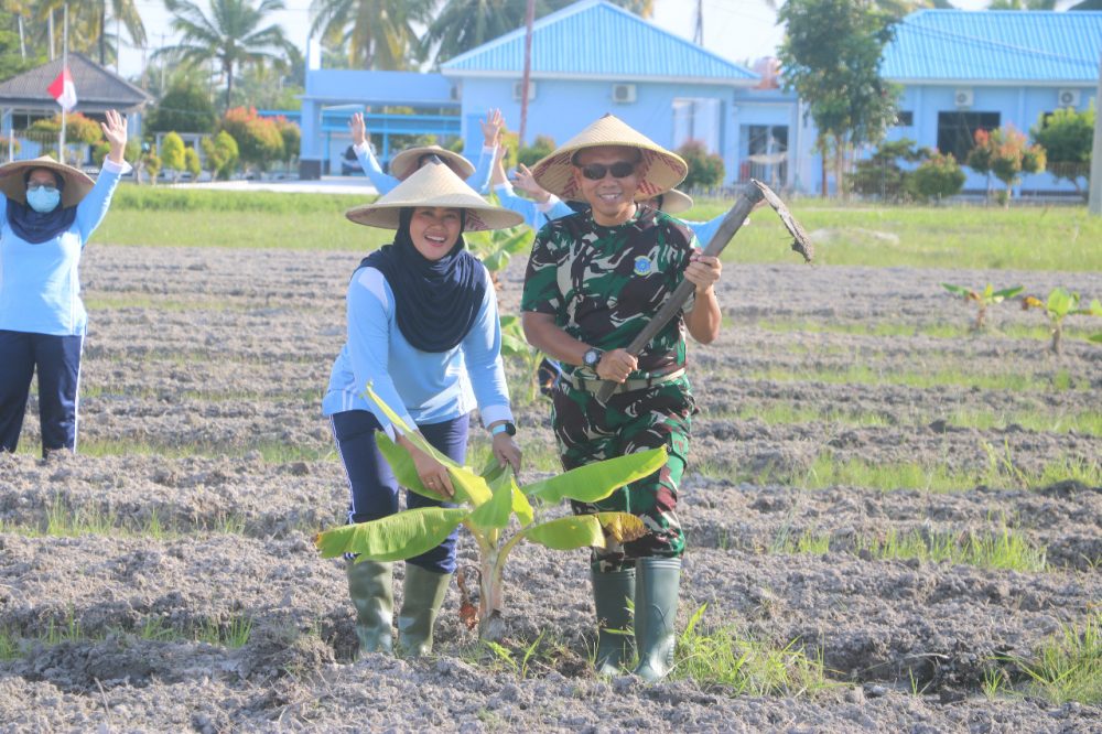 Dukung Ketahanan Pangan Nasional, Danlanud RSA Tanam Puluhan Pohon Pisang Dukung Ketahanan Pangan Nasional, Danlanud RSA Tanam Puluhan Pohon Pisang