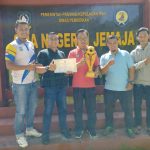 Berhasil Perebutkan Piala Turnamen Sepak Bola, Alumni 39 Serahkan Piala Kepada Sekolah SMA N 1 Jemaja Berhasil Perebutkan Piala Turnamen Sepak Bola, Alumni 39 Serahkan Piala Kepada Sekolah SMA N 1 Jemaja