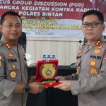 Kapolres Bintan Dampingi Tim Divisi Humas Polri Laksanakan FGD Cegah Paham Radikalisme Kapolres Bintan Dampingi Tim Divisi Humas Polri Laksanakan FGD Cegah Paham Radikalisme