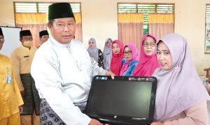 Abdul Haris Salurkan 56 BPJS Ketenagakerjaan Bagi Kader Posyandu