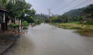 Hujan Deras di Wilayah Kecamatan Jemaja Timur Rendam Badan Jalan