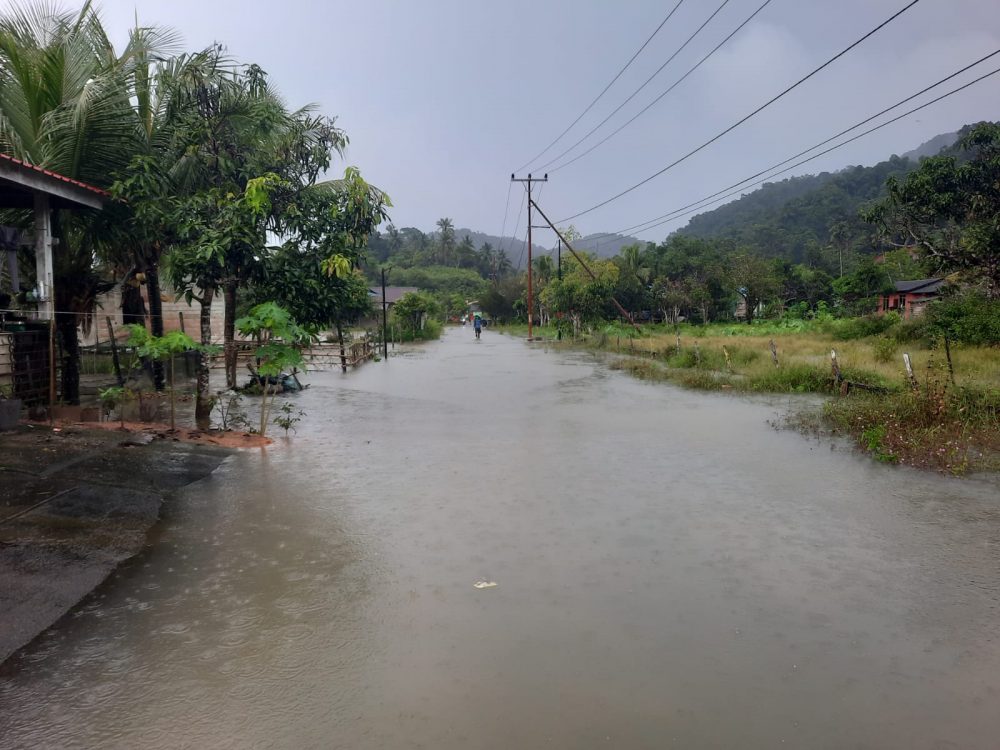 Hujan Deras di Wilayah Kecamatan Jemaja Timur Rendam Badan Jalan