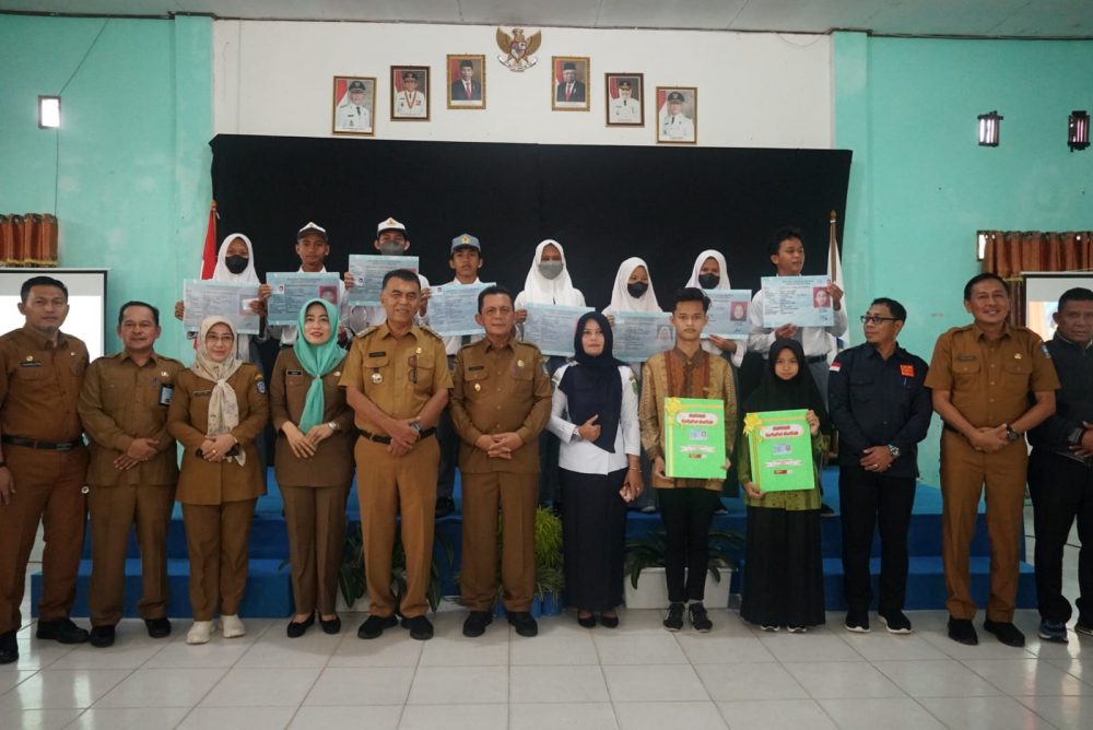 Gubernur Kepri Sambangi SMAN 1 Bunguran Timur, Serahkan E-KTP Bagi Pelajar