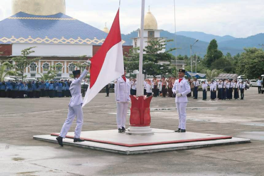 Kapolres Padang Pariaman Bertindak Sebagai Inspektur Upacara Peringatan Hari Pahlawan ke-77 Yang di Laksanakan di Halaman Kantor Bupati Padang Pariaman