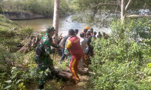Hadir Ditengah Kesulitan Masyarakat, Babinsa Serka Edi Goro Pindahkan Pohon Tumbang