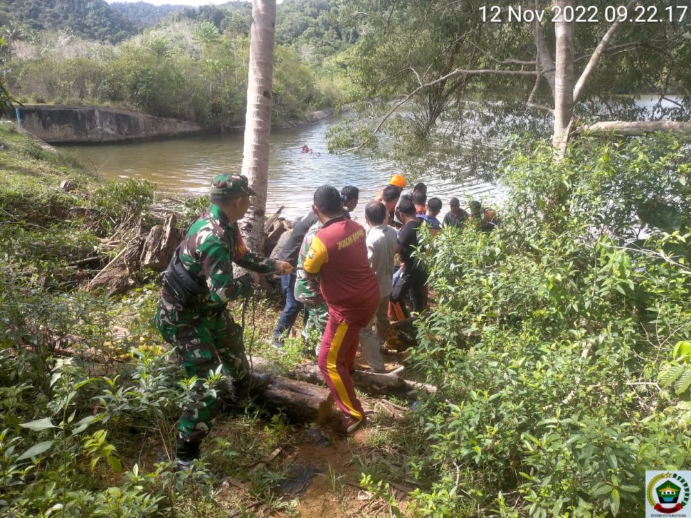 Hadir Ditengah Kesulitan Masyarakat, Babinsa Serka Edi Goro Pindahkan Pohon Tumbang Hadir Ditengah Kesulitan Masyarakat, Babinsa Serka Edi Goro Pindahkan Pohon Tumbang