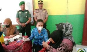 Danramil 04/Letung Bersama Kapolsek Dampingi Nakes, Vaksinasi BIAS Bagi Pelajar SDN 004