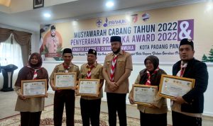 Kemenag Padang Panjang Bersama Madrasah Peroleh Pramuka Award 2022
