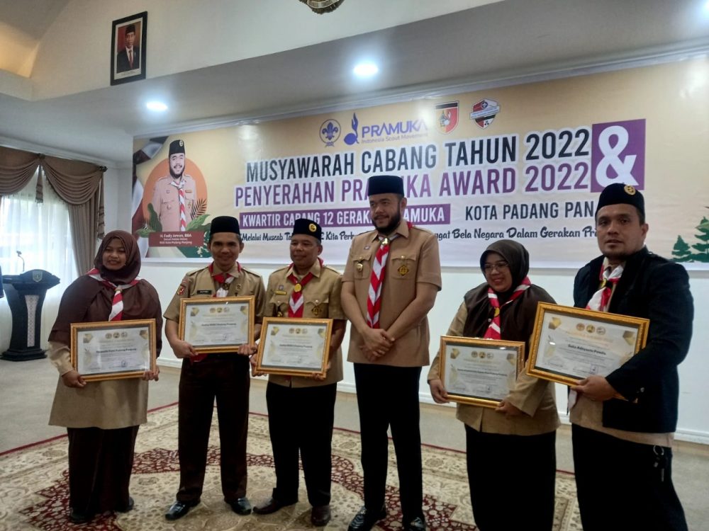 Kemenag Padang Panjang Bersama Madrasah Peroleh Pramuka Award 2022