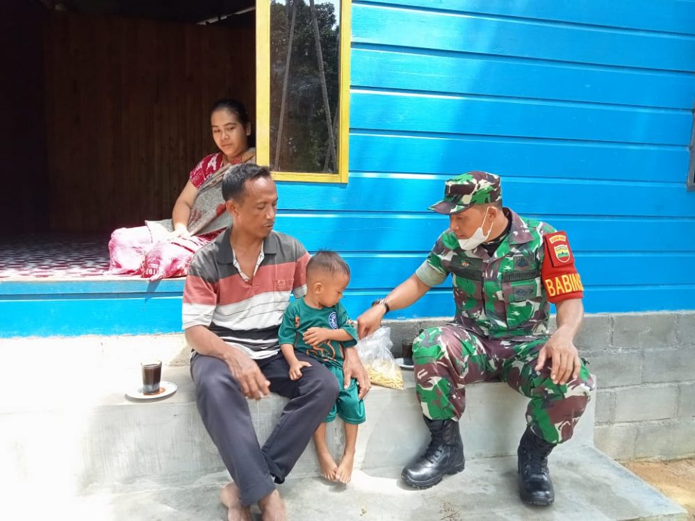 Babinsa Koramil 04/Letung Himbau Warga Jaga Kebersihan Lingkungan