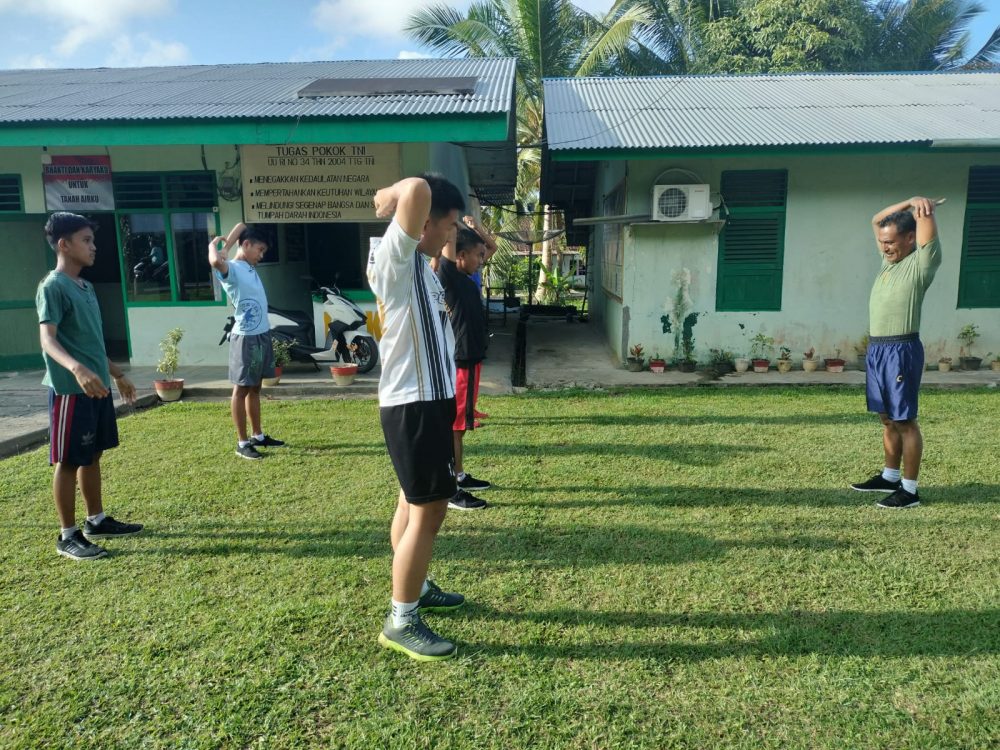 Sejumlah Pelajar SMA N Serasan Ikuti Latihan Fisik Jelang Seleksi Penerimaan Prajurit TNI Sejumlah Pelajar SMA N Serasan Ikuti Latihan Fisik Jelang Seleksi Penerimaan Prajurit TNI