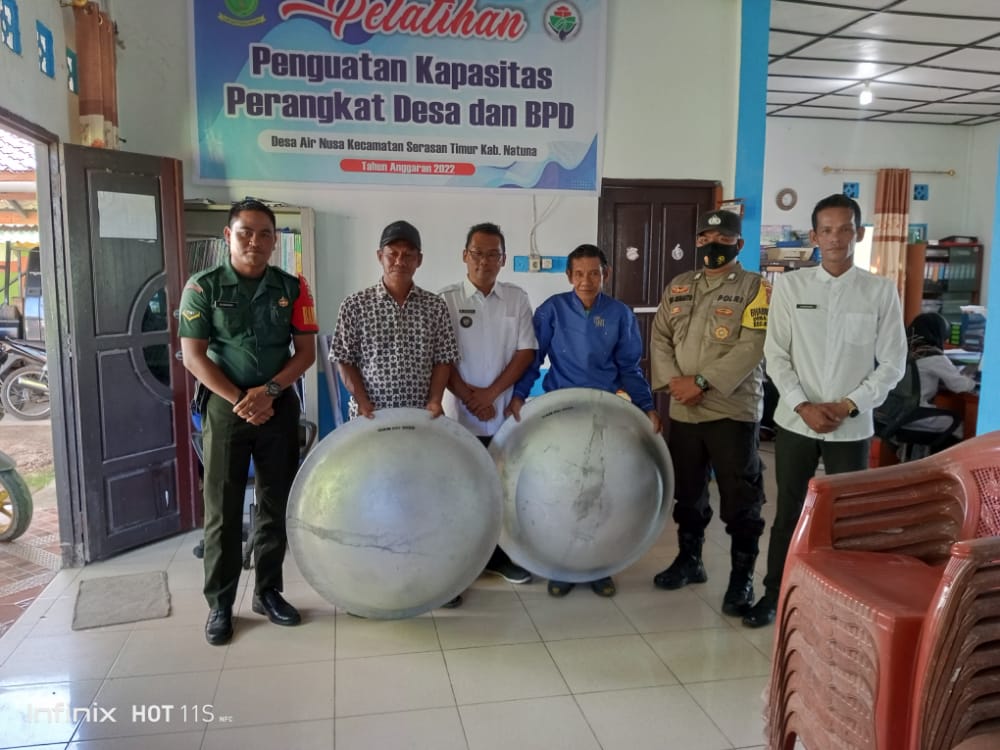Babinsa Serda Mawardi Hadiri Kegiatan Pembagian Alat Tani Bagi Warga