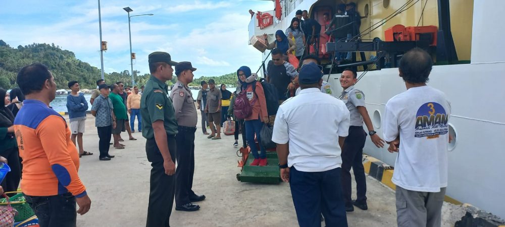 Babinsa Koramil 06/Serasan Laksanakan PAM Sandar Kapal Penumpang Sanus 83