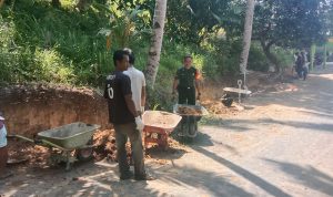 Salut, Babinsa Ini Tetap Eksis Goro Bantu Warga Perlebar Ruas Jalan Utama Desa Payak