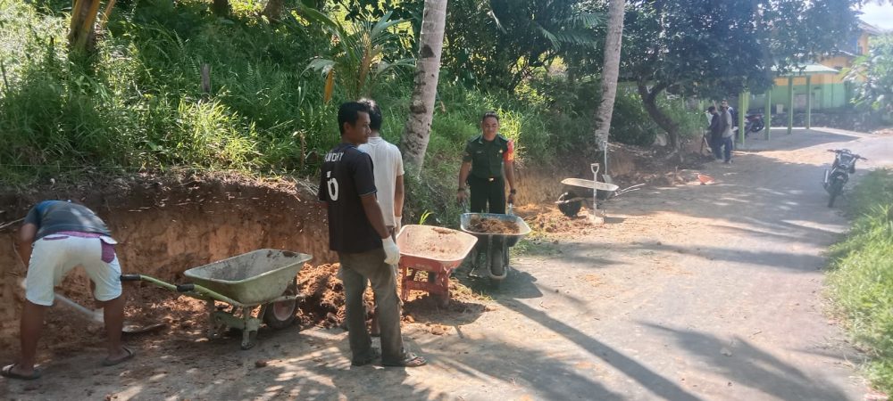 Salut, Babinsa Ini Tetap Eksis Goro Bantu Warga Perlebar Ruas Jalan Utama Desa Payak Salut, Babinsa Ini Tetap Eksis Goro Bantu Warga Perlebar Ruas Jalan Utama Desa Payak