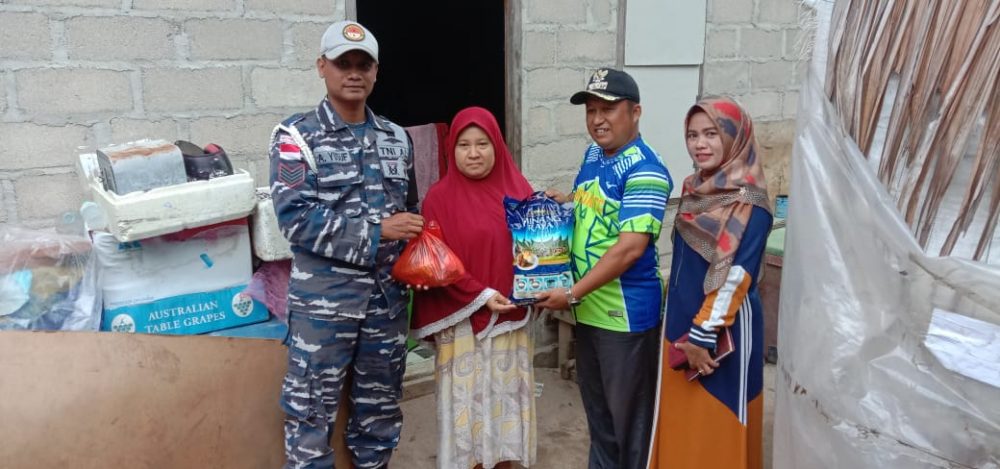 Sesuai Instruksi Bupati, Camat Midai Salurkan Bantuan Beras Dari ASN