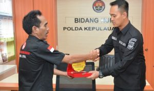 Polda Kepri Terima Plakat Penghargaan Dari FPII Setwil Kepri
