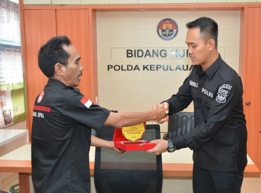 Polda Kepri Terima Plakat Penghargaan Dari FPII Setwil Kepri