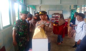 Plh. Danramil 06/Serasan Bersama Kapolsek Cek Kesiapan TPS Pilkades